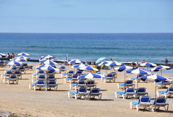 Lehátka a slunečníky na ostrově tenerife, písečná pláž, může — Stock fotografie