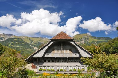 İsviçre bern bölgenin geleneksel çiftlik evi