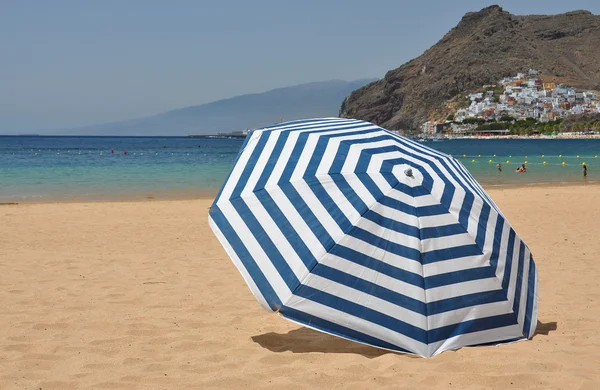 Parapluie rayé sur la plage Teresitas de l'île de Tenerife. Cana — Photo