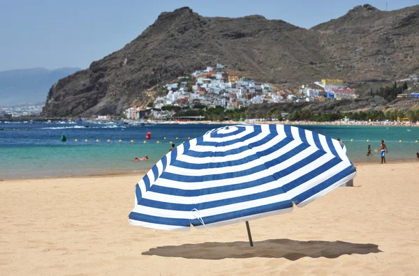 Parapluie rayé sur la plage Teresitas de l'île de Tenerife. Cana — Photo