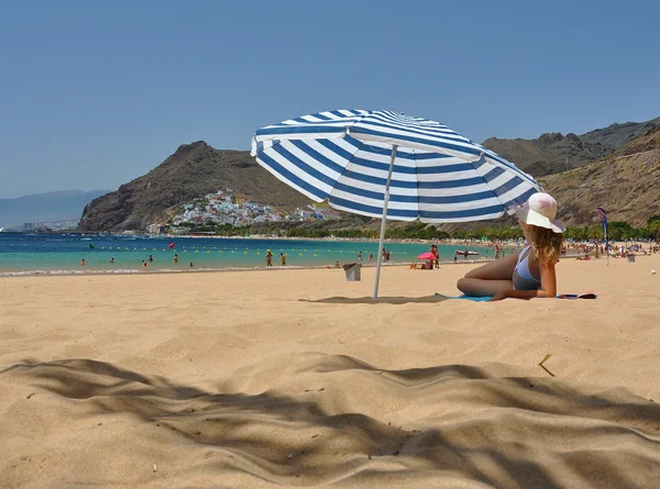 Scena na plaży. Playa teresitas. Teneryfa, Wyspy Kanaryjskie — Zdjęcie stockowe