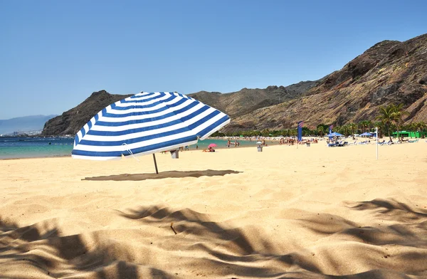 Guarda-chuva listrado na praia Teresitas da ilha de Tenerife. Caná. — Fotografia de Stock