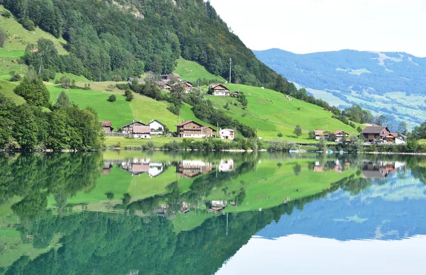 Lungerer jezero, Švýcarsko — Stock fotografie