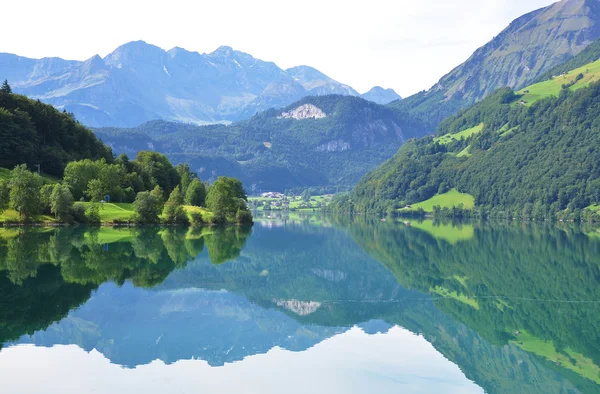 Λίμνη lungerer, Ελβετία — Φωτογραφία Αρχείου
