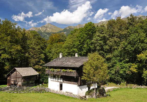 Tradiční švýcarský venkovský dům — Stock fotografie