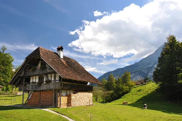Casa de campo tradicional suíça — Fotografia de Stock