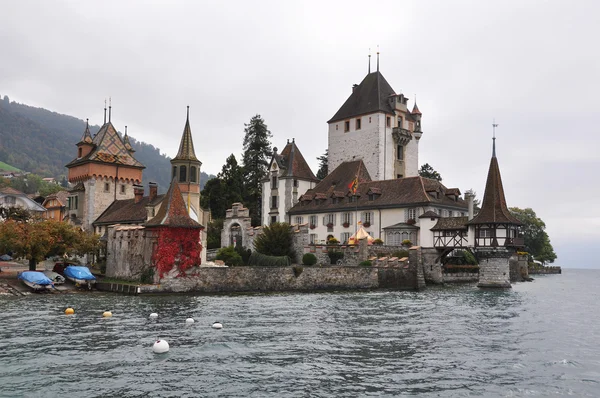 Oberhofen slott på sjön thun, Schweiz — Stockfoto