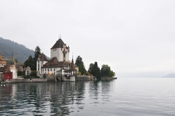 Oberhofen 城堡上的图恩湖，瑞士 — 图库照片