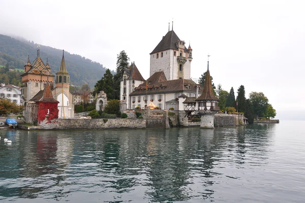 Замок Оберхофен на озере Тун, Швейцария — стоковое фото