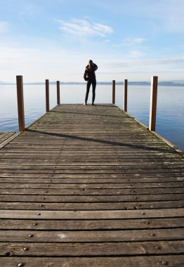 pier Girl on. Göl Zug, İsviçre