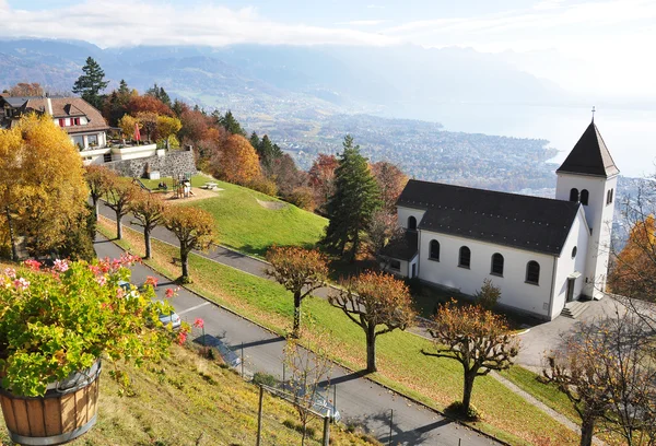 Chardonne stad mot Genèvesjön, Schweiz — Stockfoto