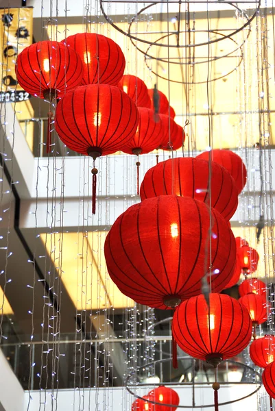 中国の新しい年の灯籠で飾られたショッピング モール — ストック写真