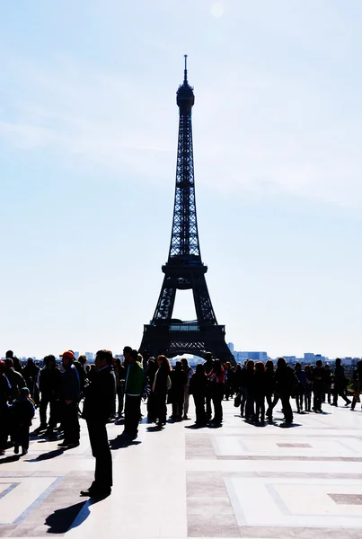 Silhouette de la tour Eiffel et une foule de touristes — Photo