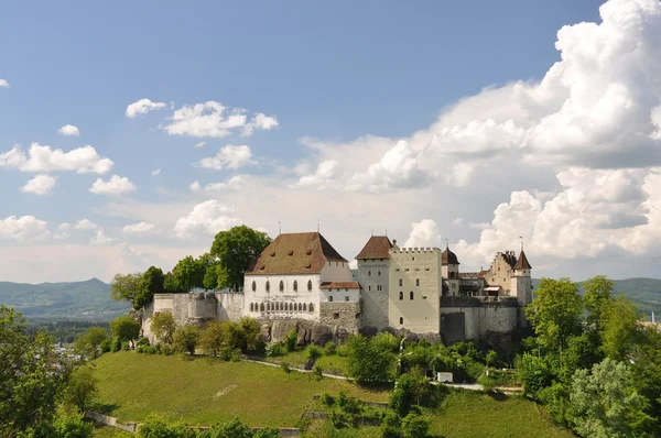 Średniowieczny zamek w mieście lenzburg, Szwajcaria — Zdjęcie stockowe