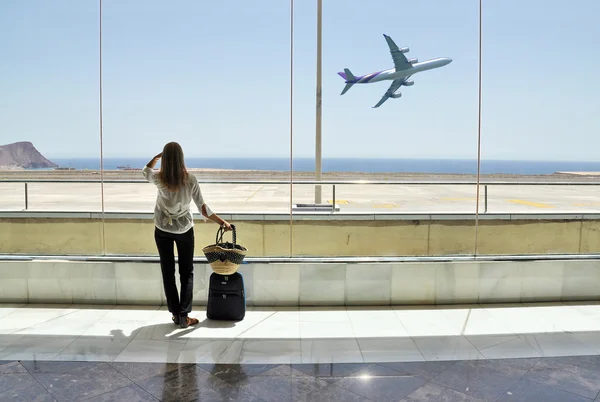 Girl at the airport window — Stock Photo, Image