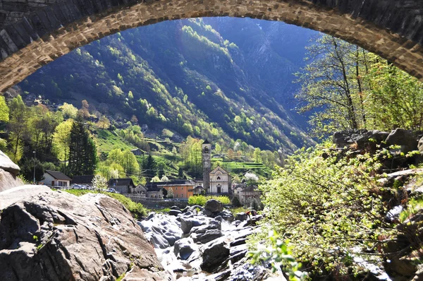 Lavertezzo、スイス連邦共和国でポンテ ・ デイ ・：salti 橋 — ストック写真