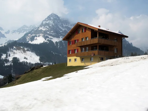 Lente in engelberg, beroemde Zwitserse Ski resort — Stockfoto