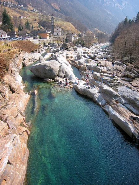 Río en el valle de Verzasca, parte italiana de Suiza — Foto de Stock