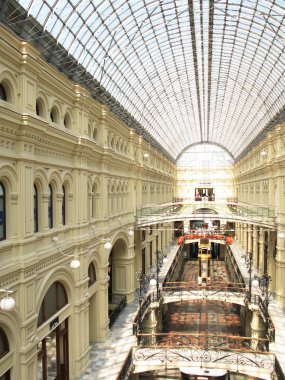 Bir alışveriş merkezinin içi.