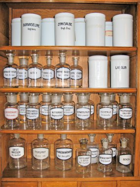 Eski eczanedeki boş koku şişeleri