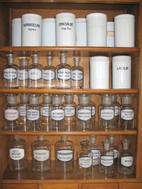 Eski eczanedeki boş koku şişeleri