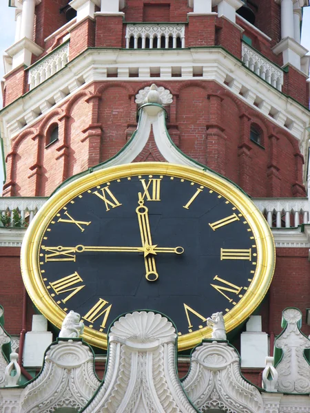 Famoso reloj del Kremlin en la Torre Spasskaya — Foto de Stock