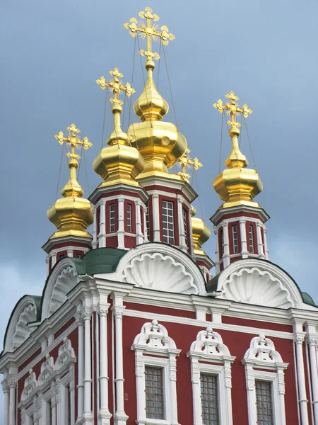 在莫斯科的 novodevichiy 修道院的金色圆顶 — 图库照片