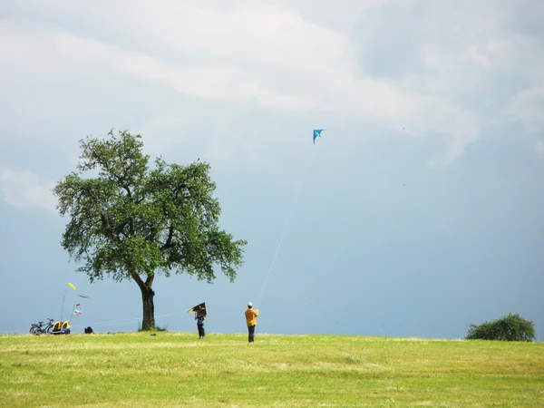 A couple flying kite — Stock Photo, Image