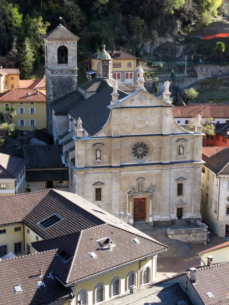 Vista para uma igreja antiga em Bellinzona, sul da Suíça — Fotografia de Stock