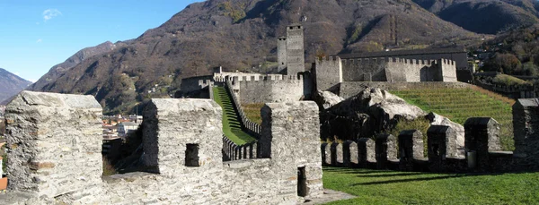 Fortificações antigas em Bellinzona, Sul da Suíça — Fotografia de Stock