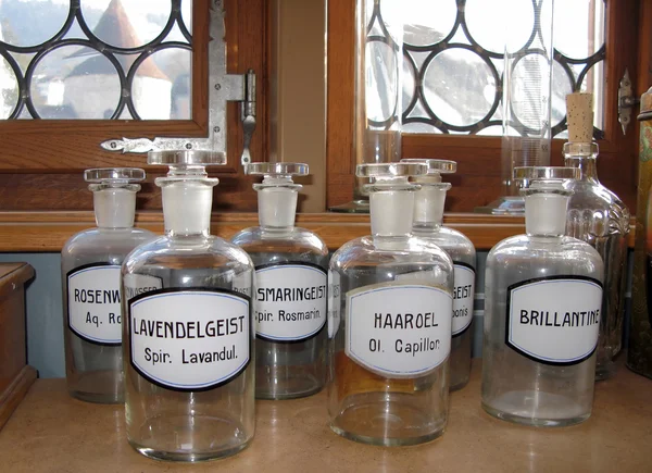 Bouteilles parfumées vides dans une ancienne pharmacie — Photo