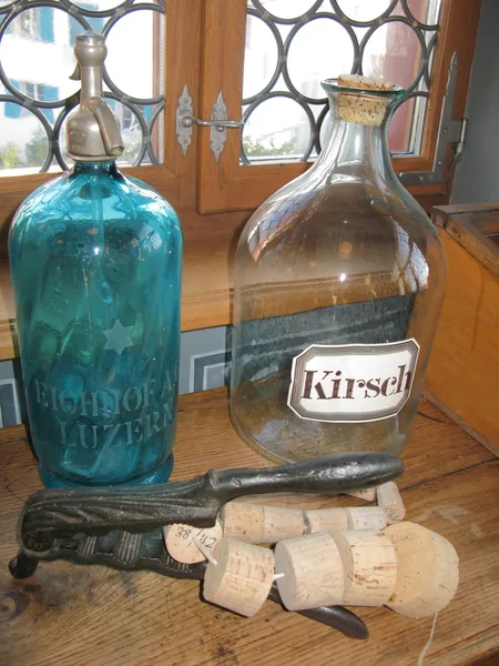 Bouteilles vides dans une ancienne pharmacie — Photo