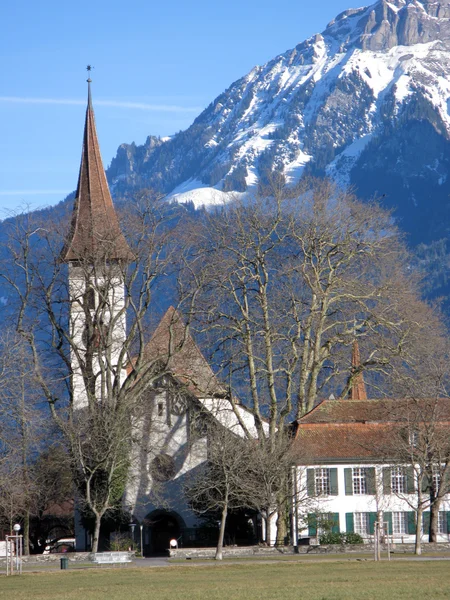 มุมมองของโบสถ์เก่าและภูเขาใน Interlaken, สวิตเซอร์แลนด์ — ภาพถ่ายสต็อก