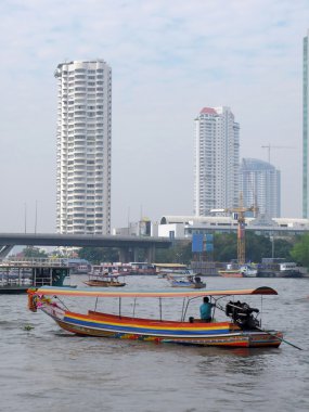 Bangkok chao Phraya Nehri üzerinde tekne