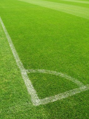 bir futbol sahası köşesine