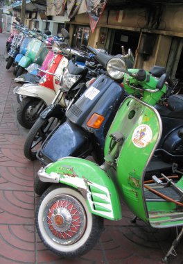 Bangkok bir sokakta mopedler satır