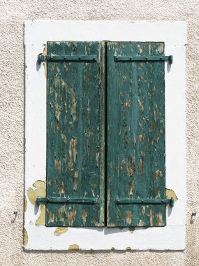 Eski bir evin penceresi