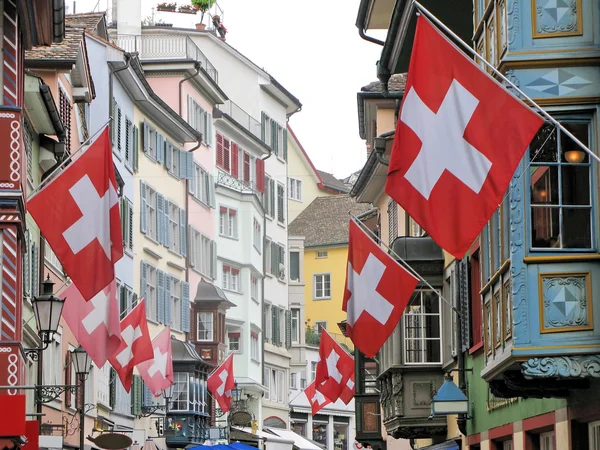 Vieille rue de Zurich décorée avec des drapeaux pour le National Suisse — Photo