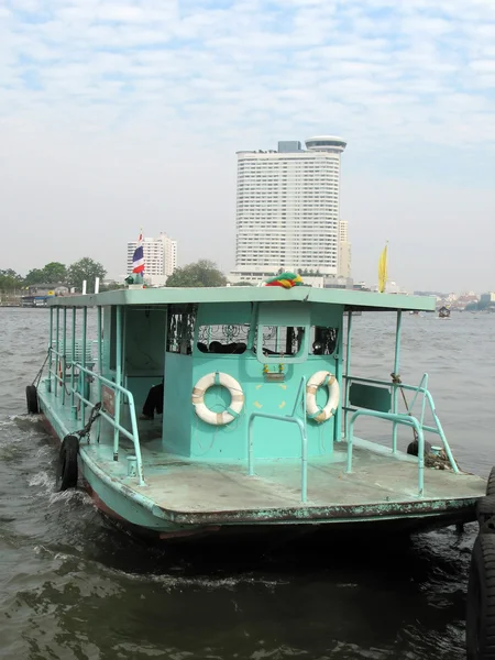 Motorboot op de chao praya rivier in bangkok — Stockfoto
