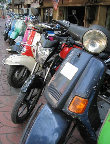 Reihe von Mopeds auf einer Straße in Bangkok — Stockfoto