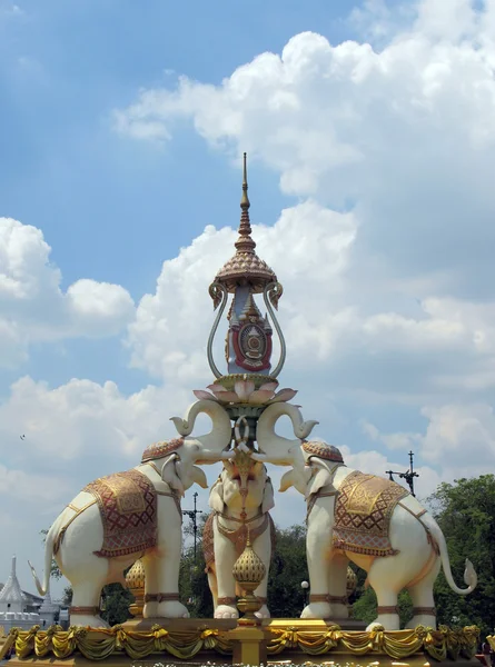 Three elephants holding the blazon of Bangkok. Monument, Bangko — Stock Photo, Image