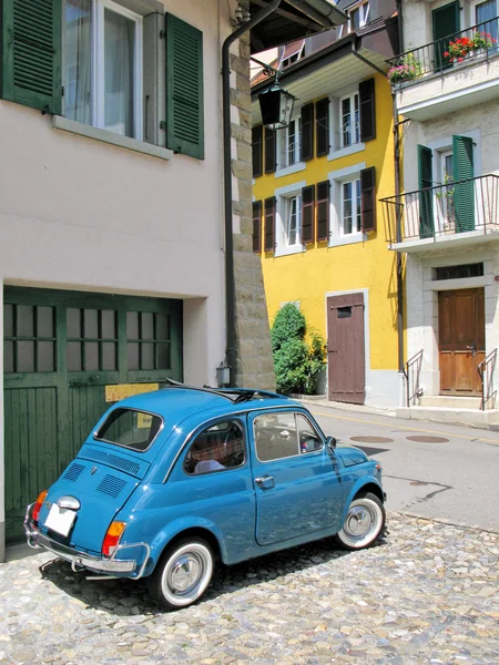 Carro velho na rua de Chexbres, Suíça — Fotografia de Stock