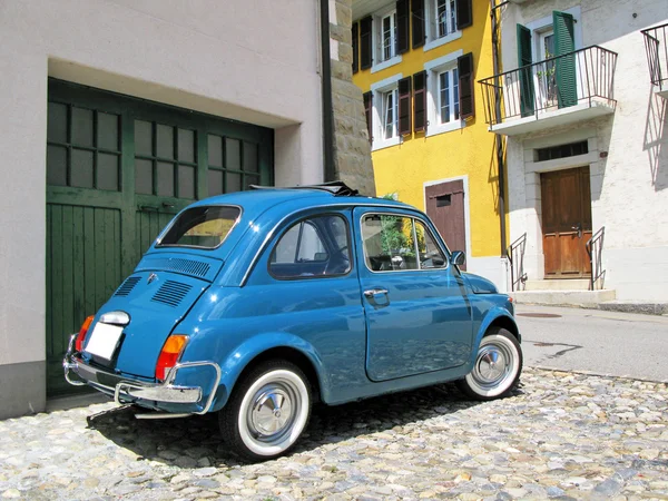 Vecchia auto sulla strada di Chexbres, Svizzera — Foto Stock