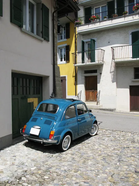 Gammal bil på gatan i chexbres, switzerland — Stockfoto