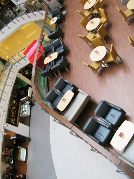 Interior de um café na moda em um shopping — Fotografia de Stock