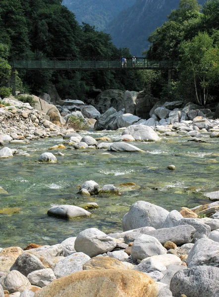 Hängebrücke im Verzasca-Tal, Südschweiz — Stockfoto