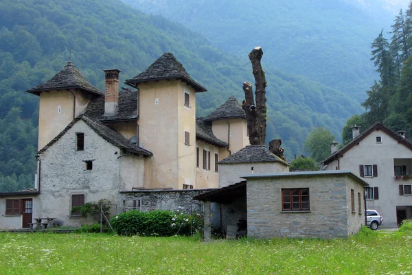 Старий Trattoria в Verzasca долині, у Швейцарії — стокове фото