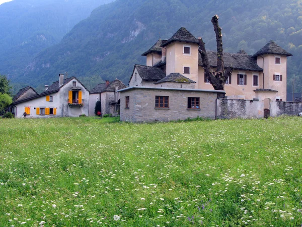 Staré trattorie v údolí verzasca, Jižní Švýcarsko — Stock fotografie