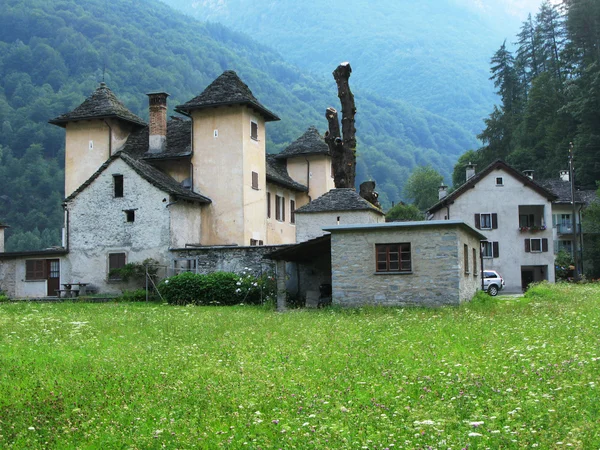 Παλιά τρατορία στο verzasca valley, νότια Ελβετία — Φωτογραφία Αρχείου