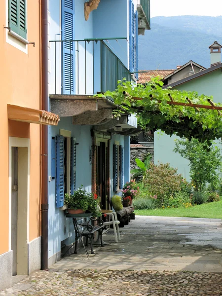 Traditional Italian yard in Cannobio. Italy — Stock Photo, Image